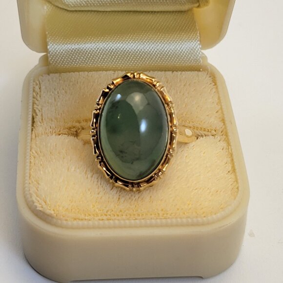 Vintage Beautiful 14K & Oval Bezel Set Cabochon Green Jade Ring Hallmarked - Picture 2 of 8